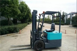 為什么三輪全電動叉車會腐蝕生銹？