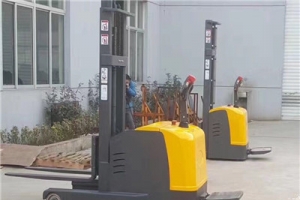 電動(dòng)堆高車叉車為什么會(huì)出現(xiàn)漏油現(xiàn)象？