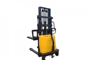 半電動(dòng)平衡重堆高車(chē)存放前的注意事項(xiàng)