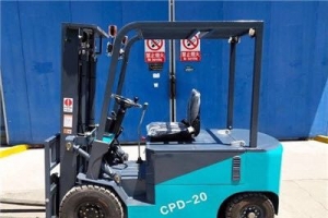 倉儲式電動叉車應該怎樣正確的清洗？