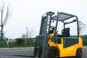 夏天怎樣正確使用小型1.5噸電動(dòng)叉車？