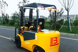 第一次購買小型電動叉車首先要考慮哪些重要因素？