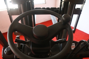 小型電動(dòng)叉車(chē)的轉(zhuǎn)向故障是什么原因造成的？