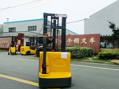 電動(dòng)液壓叉車(chē)