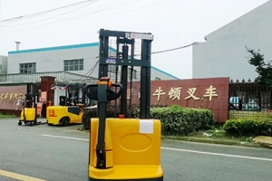 電動(dòng)液壓叉車在使用過(guò)程中有問(wèn)題需要注意？