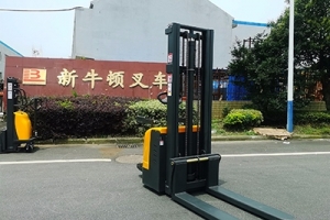 半電動(dòng)堆高車的使用與全電動(dòng)叉車有什么相同和區(qū)別？