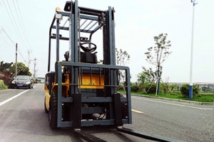 江蘇電動(dòng)叉車廠家能做到效益與責(zé)任共存嗎？