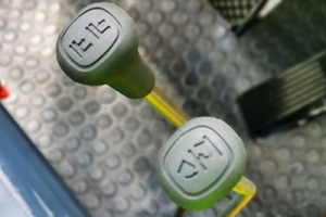 購買電動(dòng)液壓叉車只看叉車報(bào)價(jià)嗎？