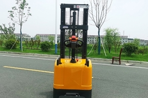 電動(dòng)堆高車日常有那些操作規(guī)范呢？