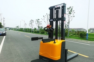 叉車(chē)生產(chǎn)廠家：管理者要學(xué)會(huì)放手