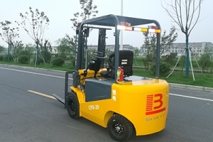電動叉車在高溫酷暑季節(jié)應(yīng)注意哪些問題？
