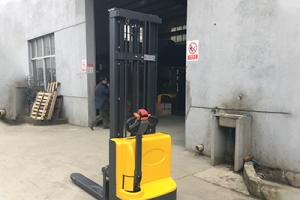 購買電動堆高車只看報價可以嗎？