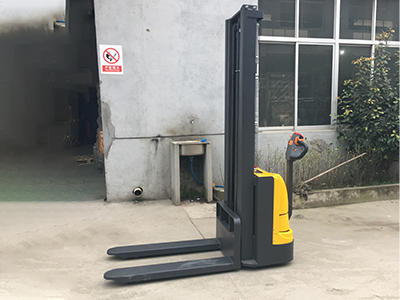 電動(dòng)堆高車(chē)