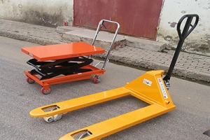 如何正確操作手動液壓叉車？