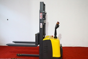 全電動堆高車如何進(jìn)行檢查保養(yǎng)？