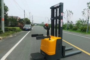 操作電動堆高車前需要做哪些準(zhǔn)備工作？